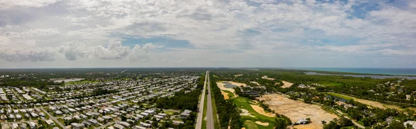 Aerial Drone Photo Railroad Tracks Seperating Upper Class Neighborhood Trailer — Stock Photo, Image