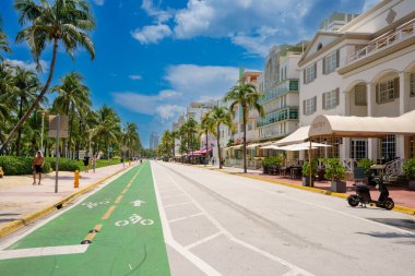 Miami Beach, FL, ABD - 29 Haziran 2023 Miami Beach Ocean Drive bisiklet yolları