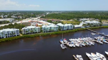 Hava aracı görüntüleri Liman Yat Kulübü Evleri Stuart Florida