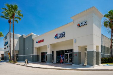 Stuart, FL, ABD - 1 Temmuz 2023: Pineapple Commons RK Center Stuart Florida