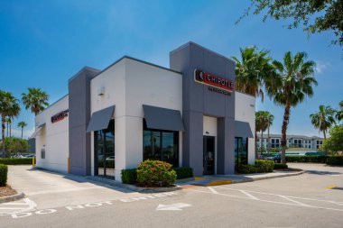 Stuart, FL, ABD - 1 Temmuz 2023: Chipotle Meksika Lokantası Pineapple Commons RK Center Stuart Florida