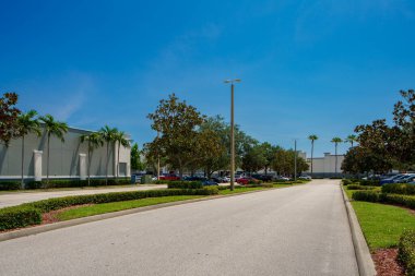 Stuart, FL, ABD - 1 Temmuz 2023: Pineapple Commons alışveriş merkezine giriş yolu Stuart Florida