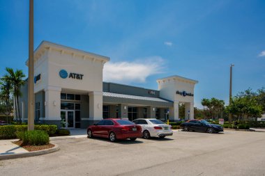 Stuart, FL, ABD - 1 Temmuz 2023: Pineapple Commons Stuart Florida 'daki Atnt mağazası