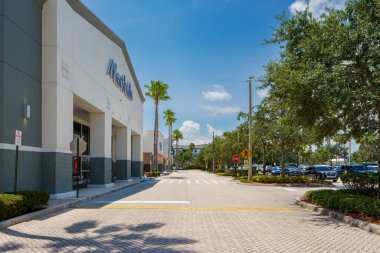 Stuart, FL, ABD - 1 Temmuz 2023: Pineapple Commons alışveriş merkezi Stuart Florida