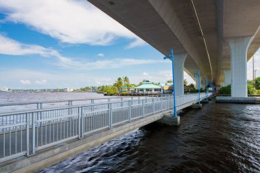 Stuart Florida nehir yolu ve balıkçı iskelesi