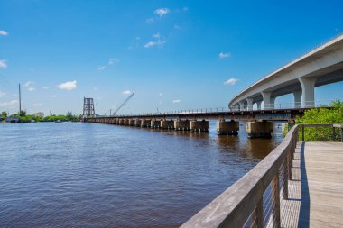 Fotoğraf: Stuart Sağlıklı Patika Florida nehri yolu ABD