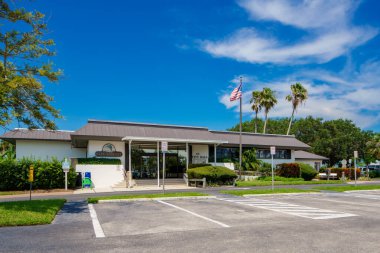 Stuart, FL, ABD - 1 Temmuz 2023: Stuart City Hall Binası Fotoğrafı