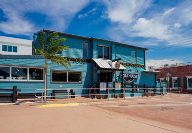 Stuart, FL, ABD - 1 Temmuz 2023: Kayıkhane Liman Restoranı ve Stuart Florida Bar