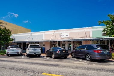 Stuart, FL, ABD - 1 Temmuz 2023: Flagler Avenue Stuart Florida 'daki dükkanların ve işyerlerinin fotoğrafı