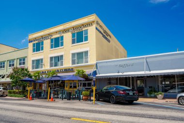 Stuart, FL, ABD - 1 Temmuz 2023: Flagler Avenue Stuart Florida 'daki dükkanların ve işyerlerinin fotoğrafı