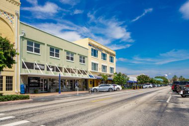 Stuart, FL, ABD - 1 Temmuz 2023: Flagler Avenue Stuart Florida 'daki dükkanların ve işyerlerinin fotoğrafı