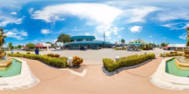 Stuart, FL, ABD - 1 Temmuz 2023: 360 bir kadın çeşmesinin trafik dairesi heykeli eşkenar dörtgen fotoğrafı