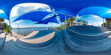 Gölgeli oturma alanı Stuart Riverwalk basamakları