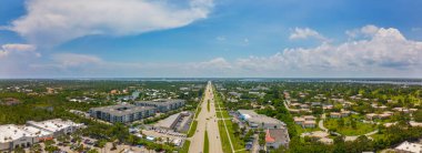 Stuart, FL, ABD - 1 Temmuz 2023: Havadan insansız hava aracı fotoğrafı Stuart Florida Federal Otoyol 'da ikamet ve reklam