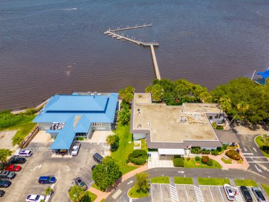 Stuart City Hall Binası 'nın rıhtımlı havadan çekilmiş fotoğrafı.