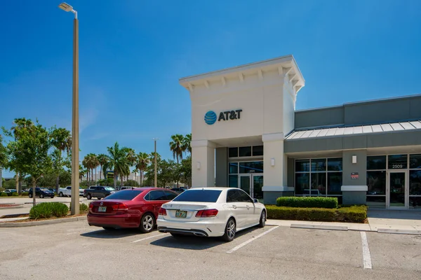 Stuart, FL, ABD - 1 Temmuz 2023: Pineapple Commons Stuart Florida 'daki Atnt mağazası