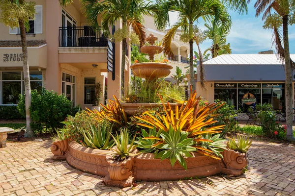 美国佛罗里达州斯图亚特 2023年7月1日 佛罗里达州史都华历史城区一座办公大楼美丽的喷泉花园 — 图库照片