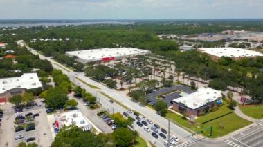 Hava aracı videosu. Hedef perakende mağazası Stuart Florida 2023 dolaylarında.