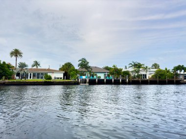 Fort Lauderdale, FL, USA.- 6 Temmuz 2023: Fort Lauderdale Florida 'da deniz kenarındaki evlerin kayak veya SUP pov' u