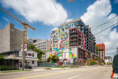 Miami, FL, ABD - 9 Temmuz 2023: Wynwood Sanat Bölgesi 'ndeki iş ve sanat eserlerinin uzun pozlu fotoğrafı