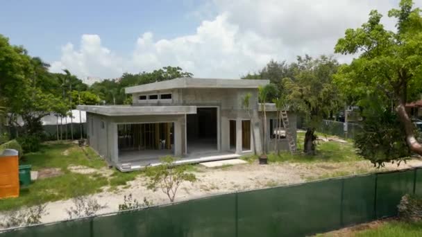 带平顶的新住房建造笼壳煤渣块 — 图库视频影像