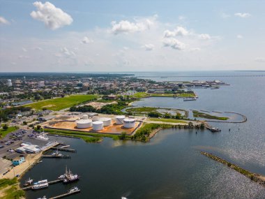Pensacola Limanı 'nın insansız hava aracı fotoğrafı.