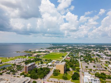 Pensacola şehir merkezinin deniz manzaralı havadan fotoğrafı.