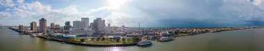 New Orleans şehir merkezindeki hava manzarası. Kuzeyden öğleden sonra sağanak yağış geliyor.
