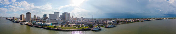 Панорама центра Нового Орлеана с полуденными грозами, прокатившимися с севера