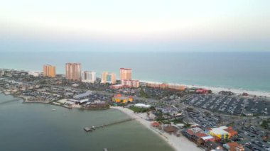 Pensacola Sahili, Meksika Körfezi yaz gün batımı manzaralı.