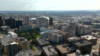 Ceasars Superdome 'un İHA 2023 görüntüsü ile New Orleans' ın stok videosu.