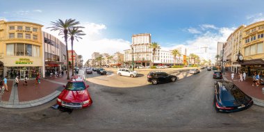 New Orleans, Los Angeles, ABD - 22 Temmuz 2023: 360 eşkenar dörtgen fotoğraf trafiği New Orleans şehir merkezinde.