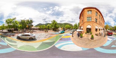 Aspen, CO, ABD - 27 Temmuz 2023 eşkenar dörtgen panorama Aspen Halk Evi kırsal barı