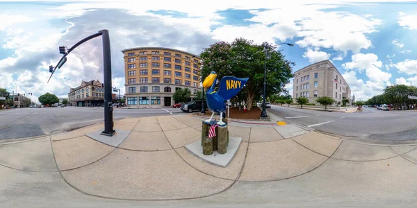 美国佛罗里达州彭萨科拉市 2023年7月21日 360等长方形照片蓝色海军鹈鹕雕像位于佛罗里达州彭萨科拉市中心 — 图库照片