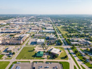 Lincoln Bulvarı, Oklahoma City 'de hava fotoğrafçılığı ve hükümet binaları.