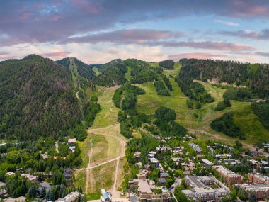 Hava fotoğrafı Aspen Colorado kayak asansörü dağın tepesinde.