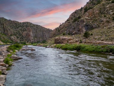 Cotopaxi Colorado 'daki dağlar arasında Arkansas nehri havadan çekilmiş.