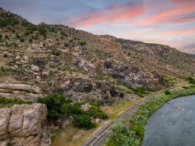 Cotopaxi Colorado 'daki dağlar arasında Arkansas nehri havadan çekilmiş.