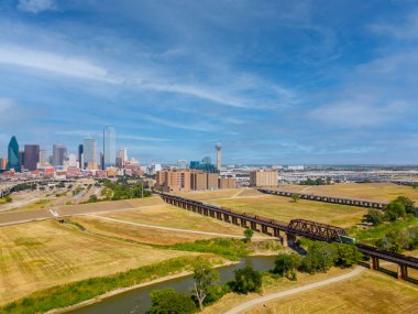 Dallas Teksas 'a giden hava fotoğrafı treni rayları.