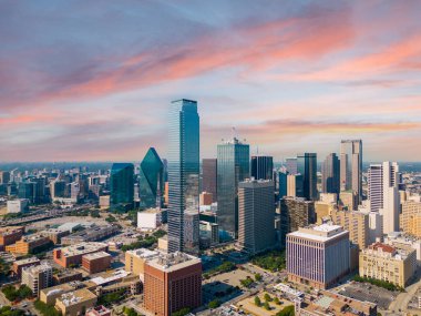 Dallas 'ın şehir merkezindeki hava fotoğrafı. Mavi bir gökyüzü. 2023 yaz sıcağı dalgası.