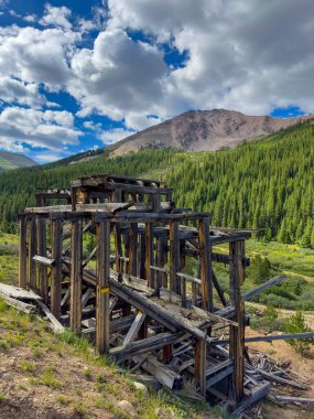 Colorado 'da bir dağ yamacında terk edilmiş eski bir bina.