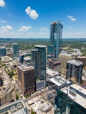 Şehir merkezindeki yüksek kuleler Austin Texas 2023 dolaylarında.