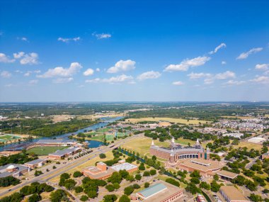 Waco, TX, ABD - 24 Temmuz 2023: Brazos Nehri üzerindeki Baylor Üniversitesi