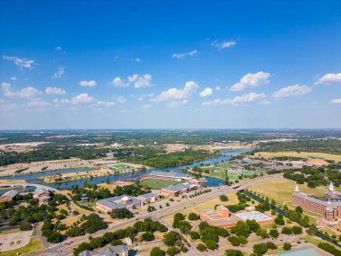 Waco, TX, ABD - 24 Temmuz 2023: Brazos Nehri üzerindeki Baylor Üniversitesi