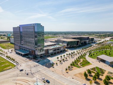 Oklahoma City, OK, USA - 25 Temmuz 2023: Hava fotoğrafı Omni Otel ve Kongre Merkezi Oklahoma City Tamam