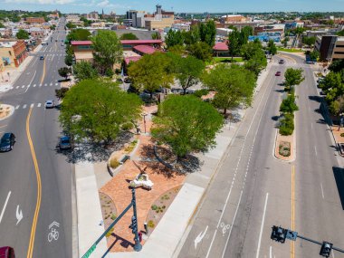 Pueblo, CO, ABD - 26 Temmuz 2023: Hava aracı fotoğrafı Sister Cities Plaza ve Fountain Pueblo Colorado