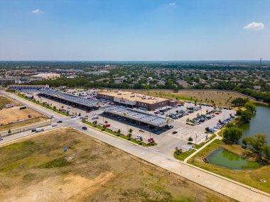 Denton, TX, ABD - 28 Temmuz 2023: Bucees Buc ees benzin istasyonu Denton Texas