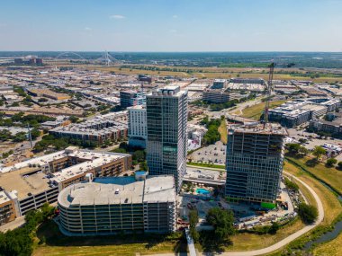 Dallas, TX, ABD - 28 Temmuz 2023: Hava İHA denetim fotoğrafı Dallas Urby Apartmanları İnşaat