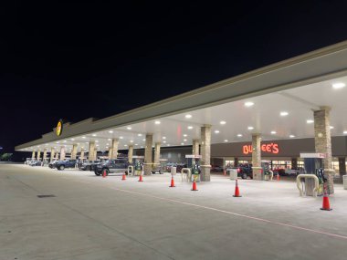 Waller, TX, ABD - 23 Temmuz 2023: Bir Buc Ees benzin istasyonunun gece fotoğrafı