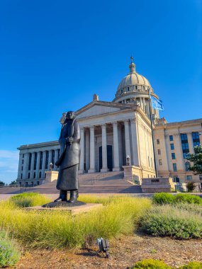 Oklahoma City, OK, USA - 25 Temmuz 2023: Oklahoma State Capitol Binası 'nın dışında Waters Akış bronz heykeli olduğu sürece